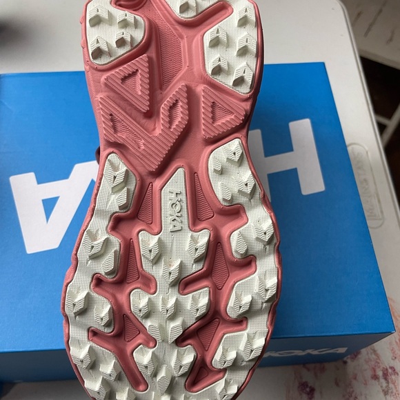 Hoka Challenger 8 in Pink and Green - Picture 3 of 5